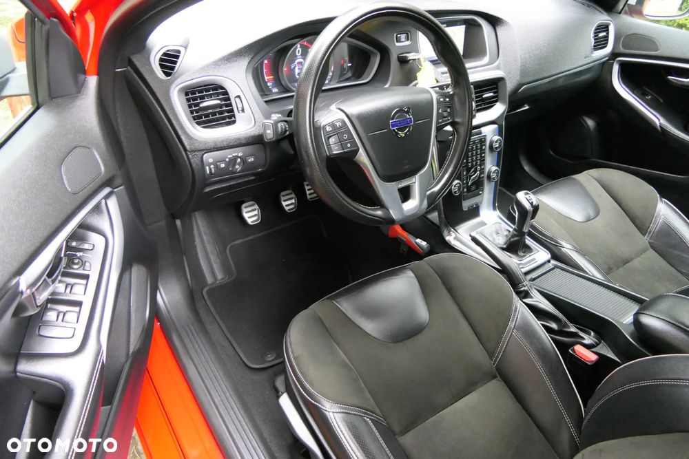Volvo V40 D2 Drive-E R-Design Momentum - 17