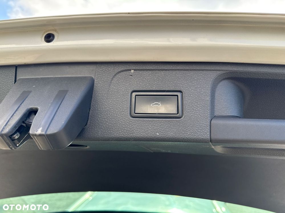 Volkswagen Passat 2.0 TDI SCR DSG 4Motion Elegance - 15