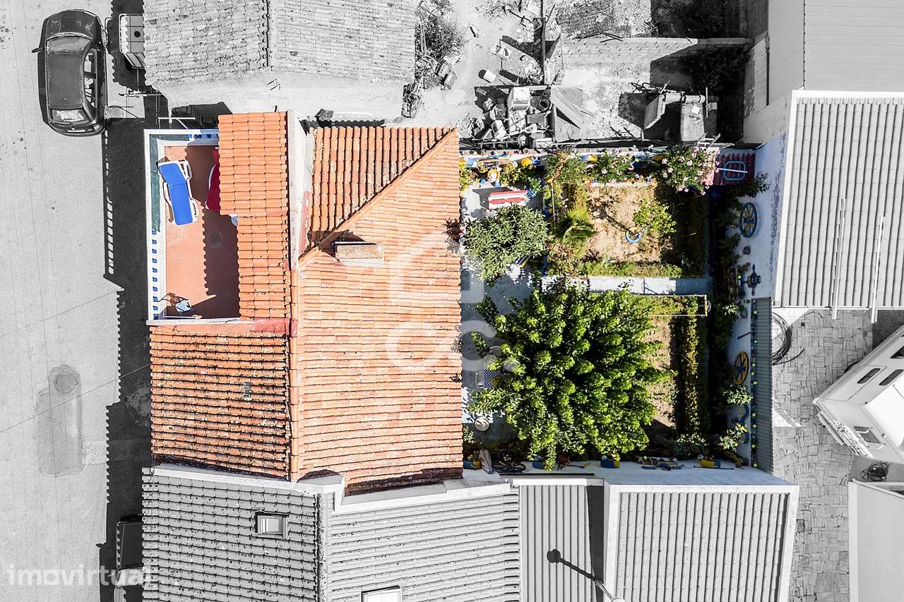 Moradia T3 c/ Quintal, Terraço e Aproveitamento de Sótão nos Canaviais - Grande imagem: 2/32