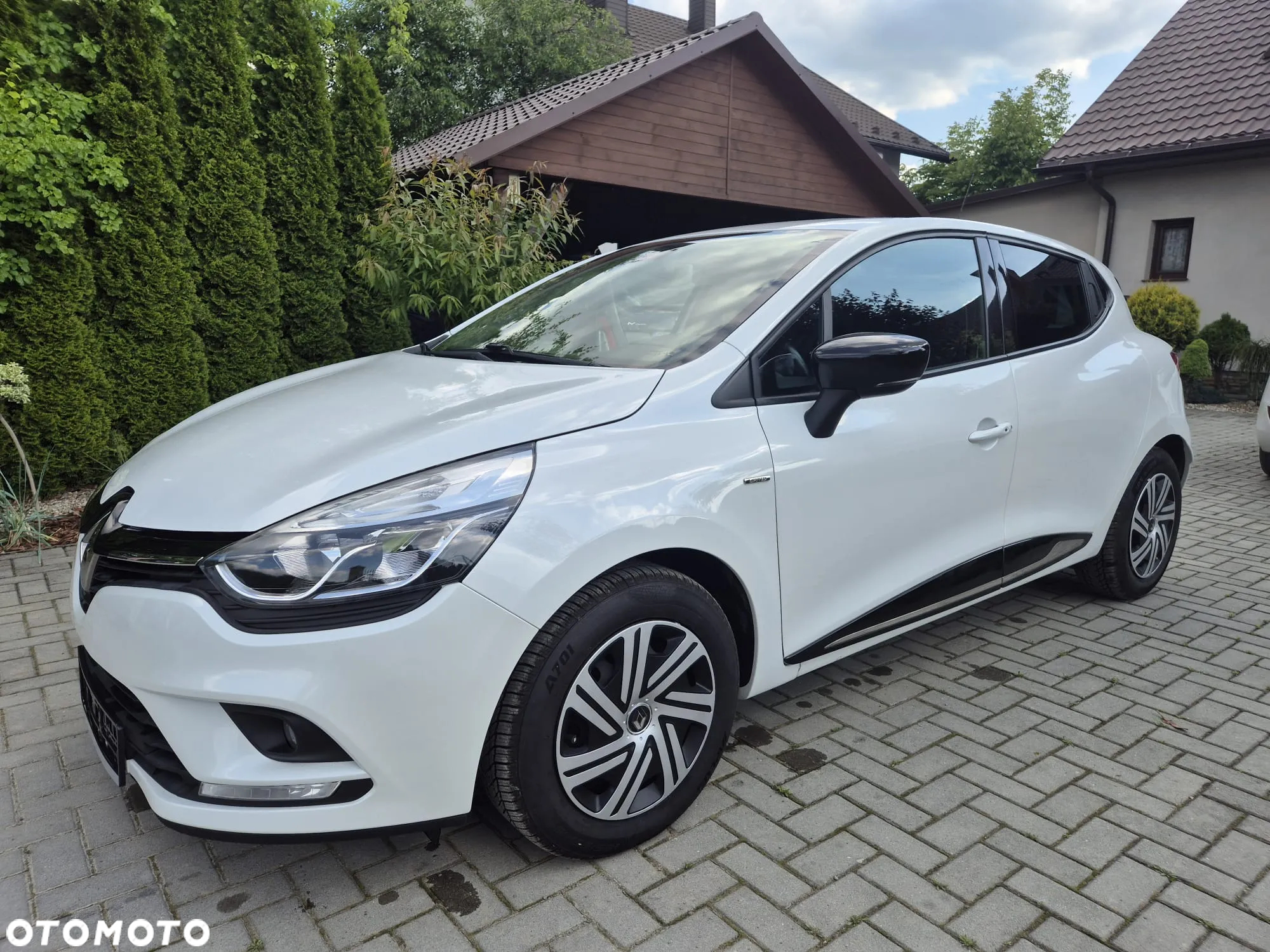 Renault Clio 1.2 16V 75 LIMITED - 11