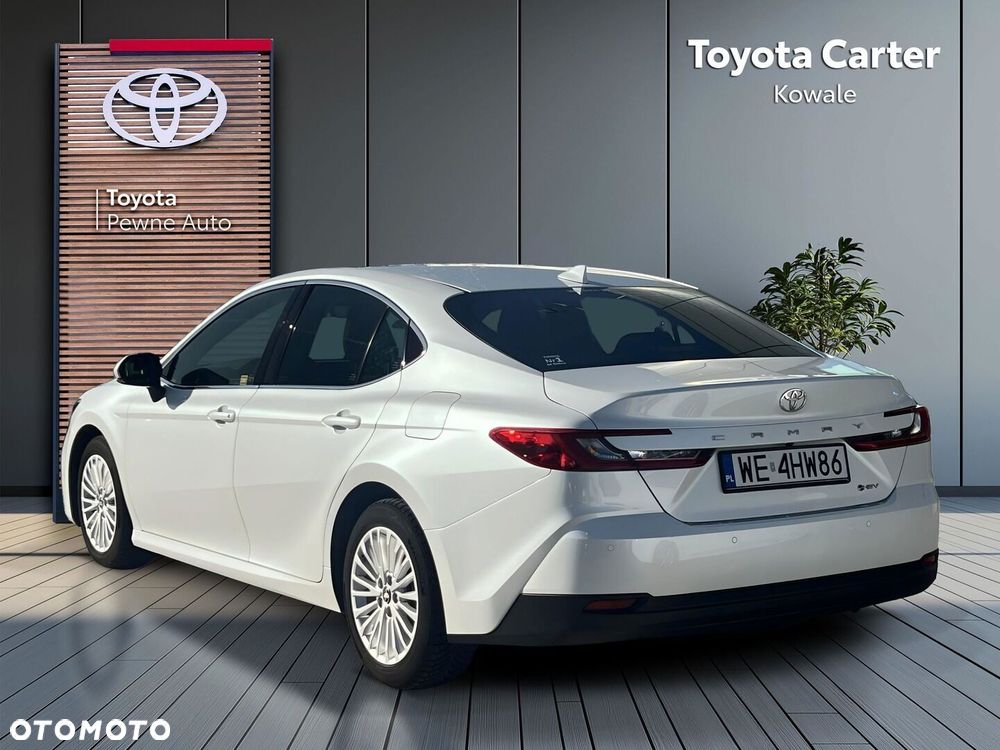 Toyota Camry - 4
