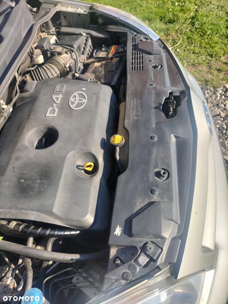 Toyota Corolla Verso 2.2 D-4D Gold - 8