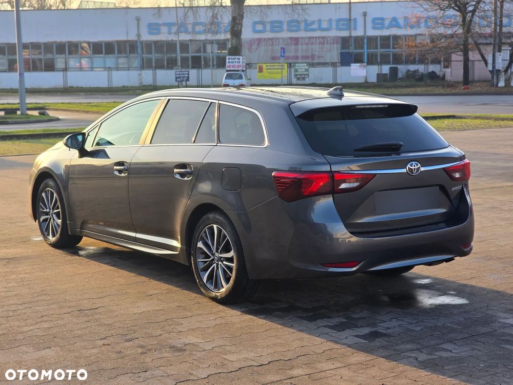 Toyota Avensis 1.8 Premium - 12