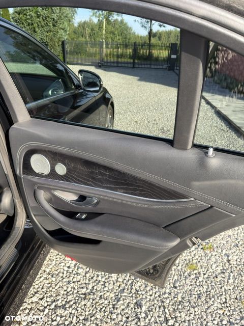 Mercedes-Benz Klasa E 220 d 4-Matic 9G-TRONIC - 23