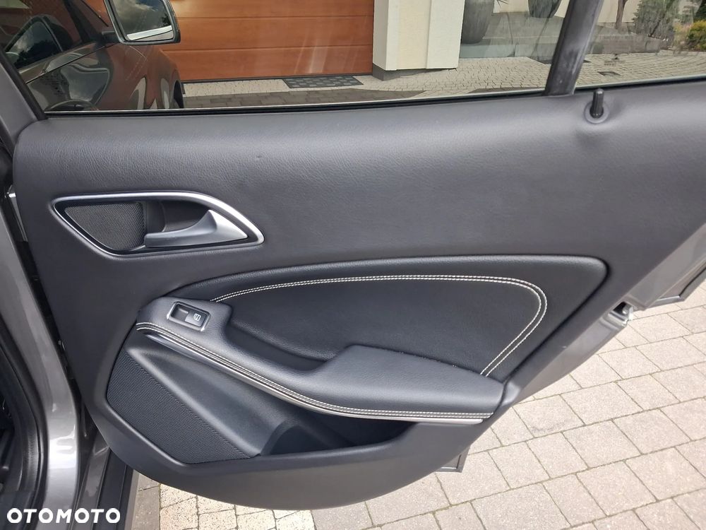 Mercedes-Benz GLA 180 AMG Line - 17