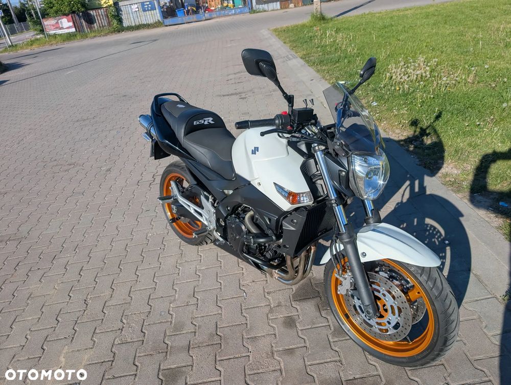 Suzuki GSR - 14