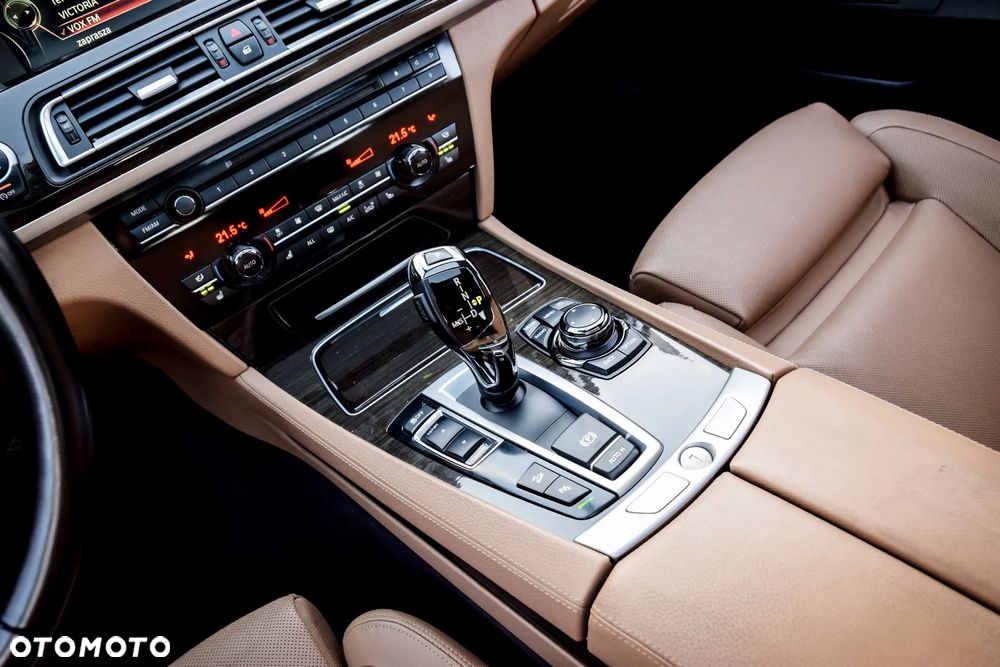 BMW Seria 7 740i L - 34