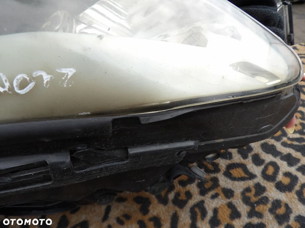 BMW - F10 - PRZED LIFT - XENON - SKRĘTNA - WYSZCZERBIONE SZKŁO - KLEJONA - UK - 7203254 - 3
