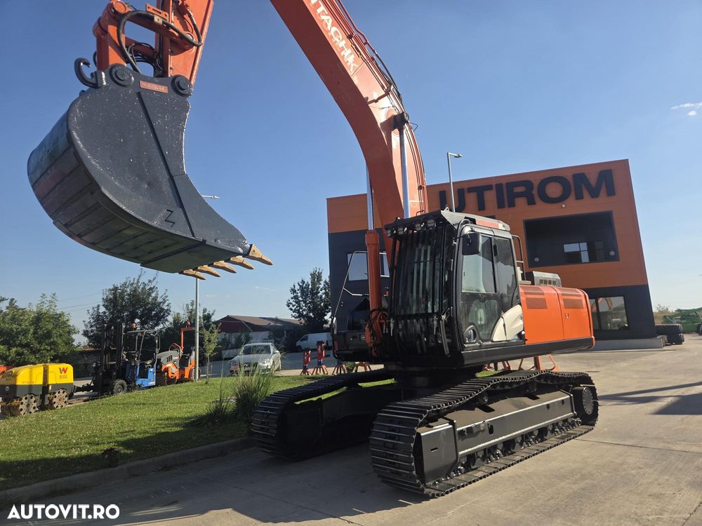 Hitachi ZX350LCN-6, 8.687h, CUPLA RAPIDA, cupa 2,2mc dinti NOI, latime 2,99m, ad sapare 7m, lant 90% bun doar 595h deplasare, consum mediu 17l/h, inst picon, inst rotire pe brate, GRESARE AUTOMATA, camera spate, ridica 25t, PROMOTIE 97.900 EUR+Tva - 10