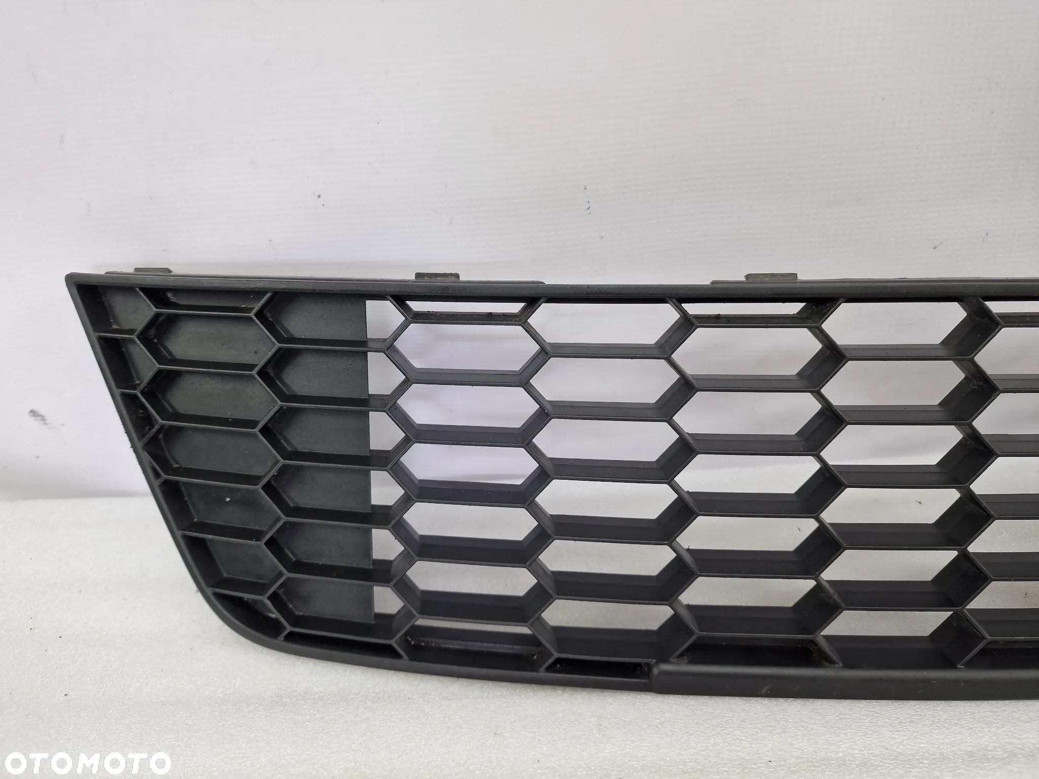 SKODA OCTAVIA 3 III RS / VRS 12- KRATKA ŚRODKOWA ZDERZAKA PRZEDNIEGO PRZÓD POD RADAR , NR 5E0853677H , NR AUKCJI KR105 - 2