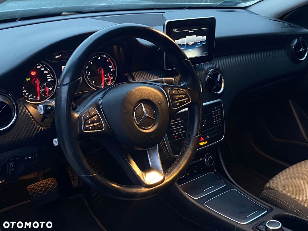 Mercedes-Benz GLA 200 d 7G-DCT - 19