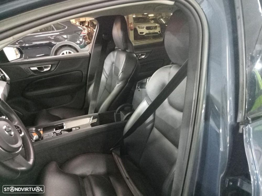 Volvo V60 2.0 B4 Plus Dark Auto - 4