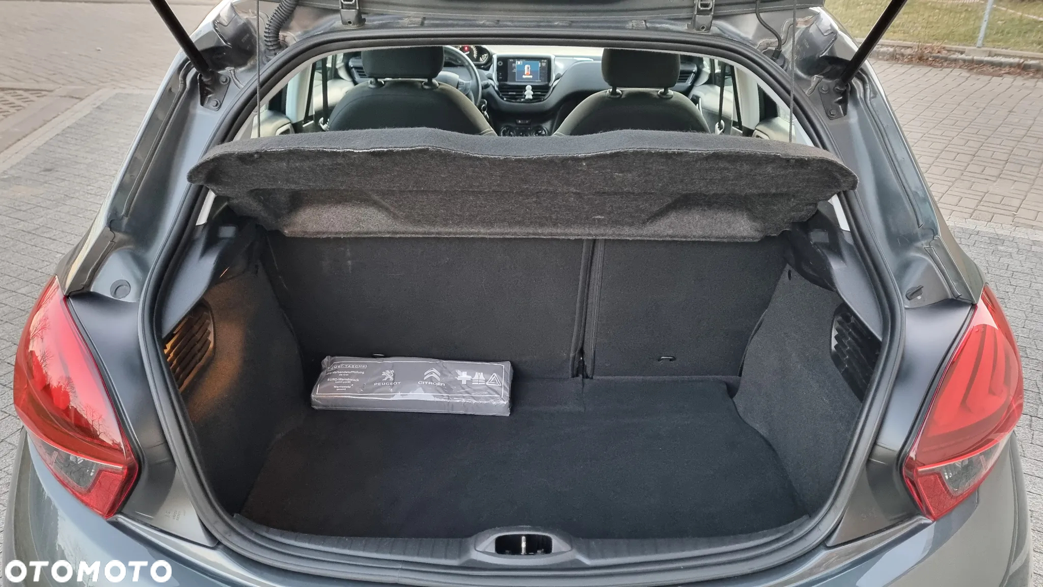 Peugeot 208 - 8