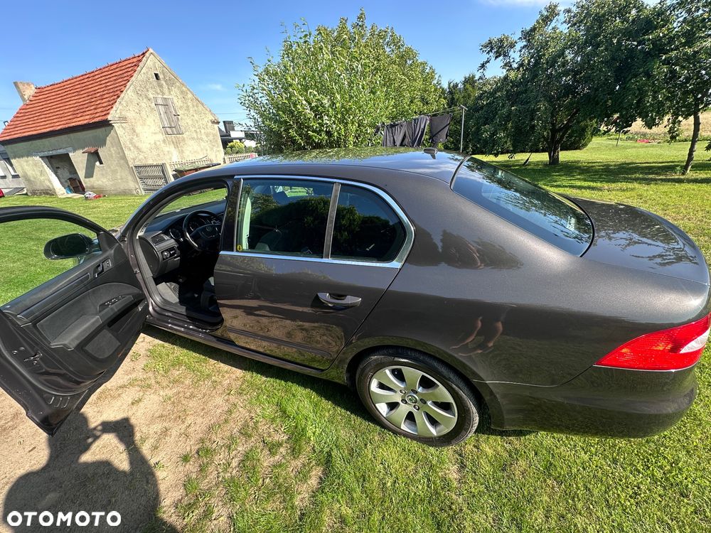 Skoda Superb 2010 photo 5