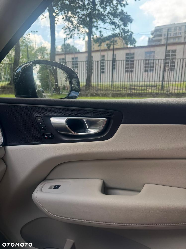Volvo XC 60 B4 B Plus Dark - 22