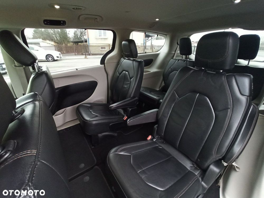 Chrysler Pacifica - 8