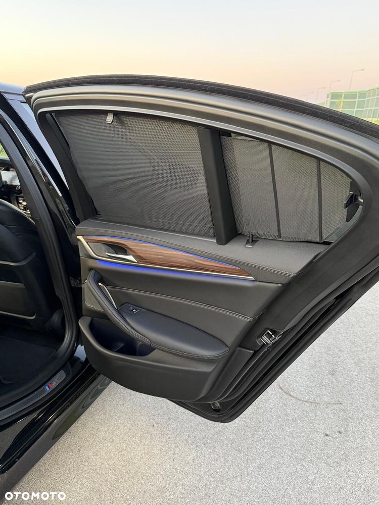 BMW Seria 5 M550i xDrive - 16