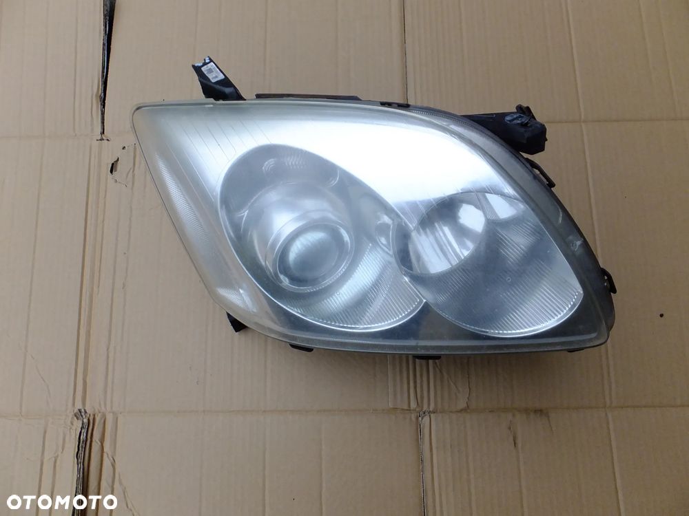 lampa prawy przód toyota avensis T25 2006r EUROPA