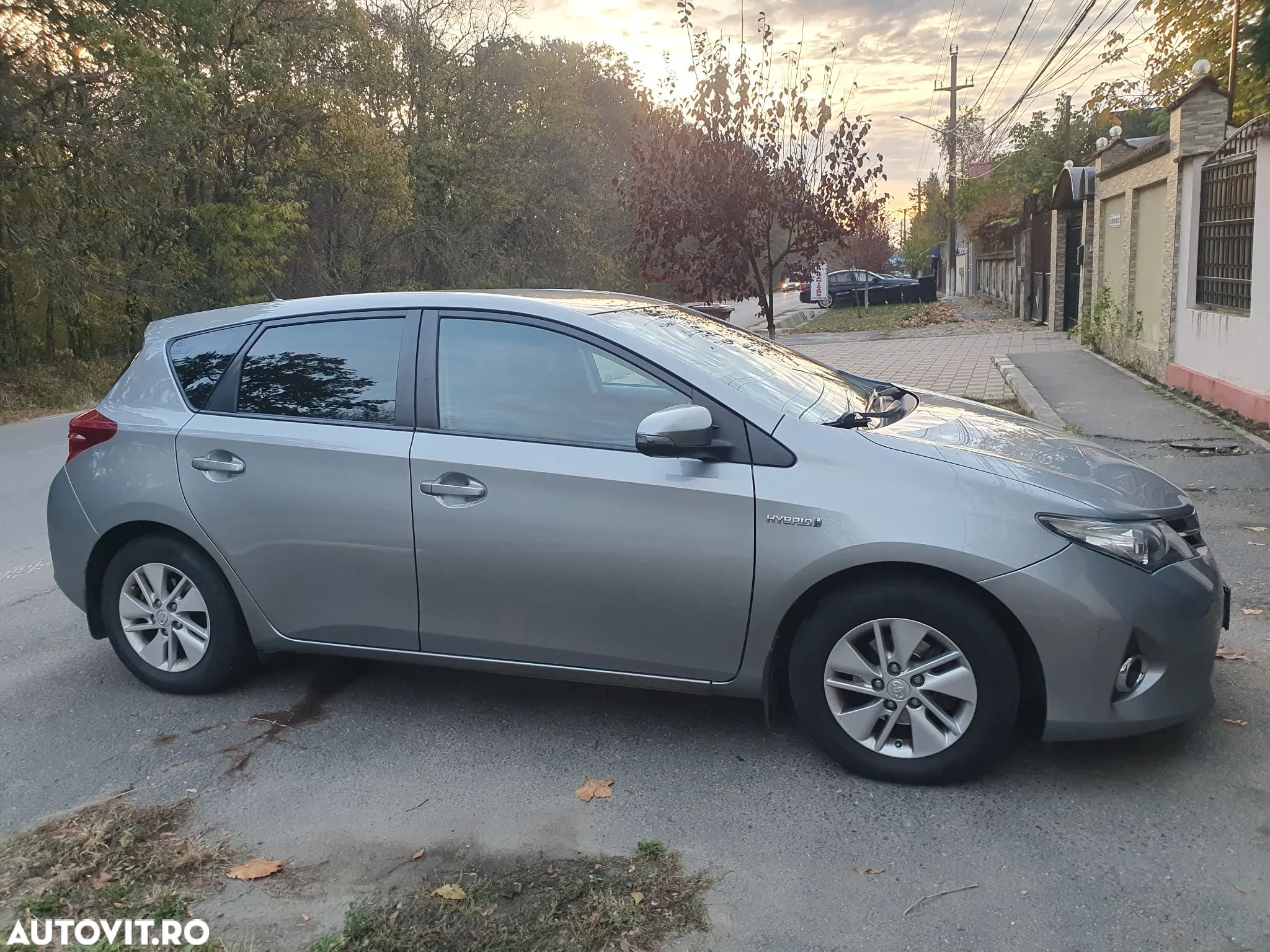 Toyota Auris 1.8 L VVT-i HSD Luna - 1