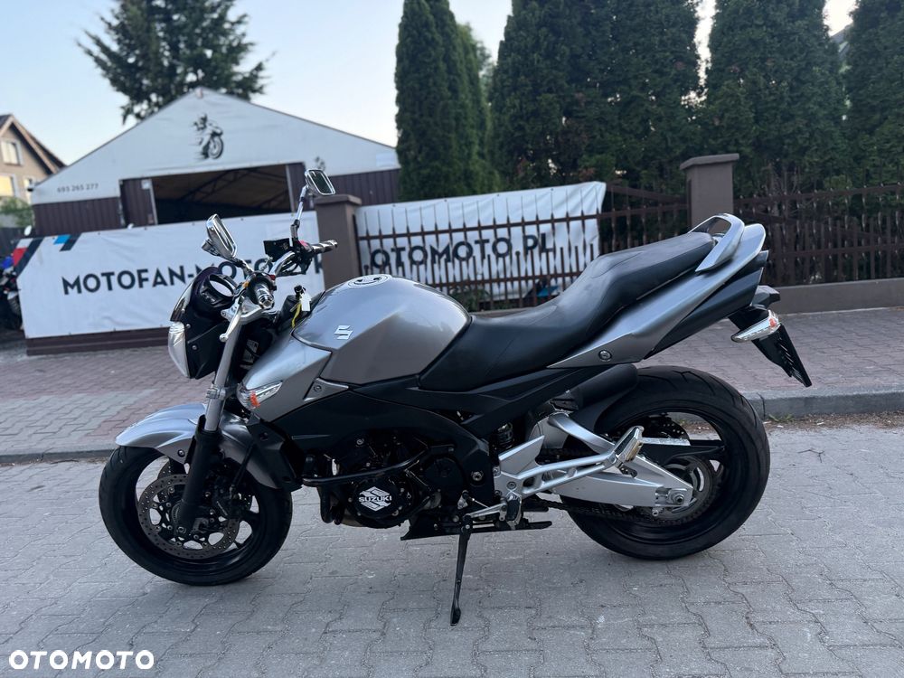 Suzuki GSR - 16