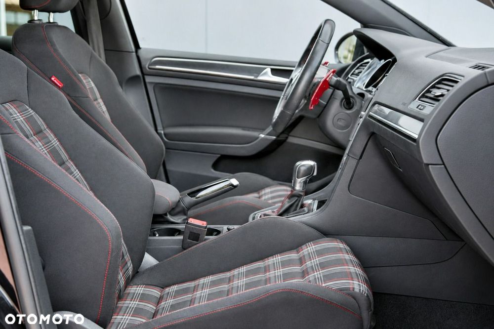Volkswagen Golf - 17