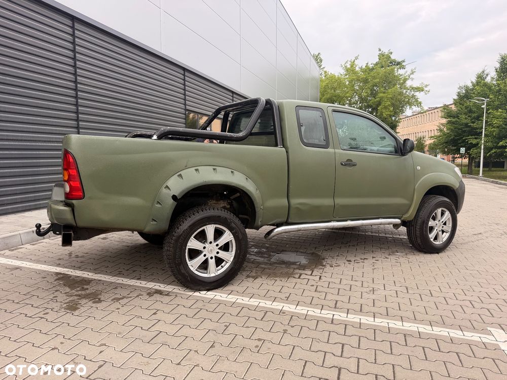 Toyota Hilux 2.5 D-4D DLX + - 18