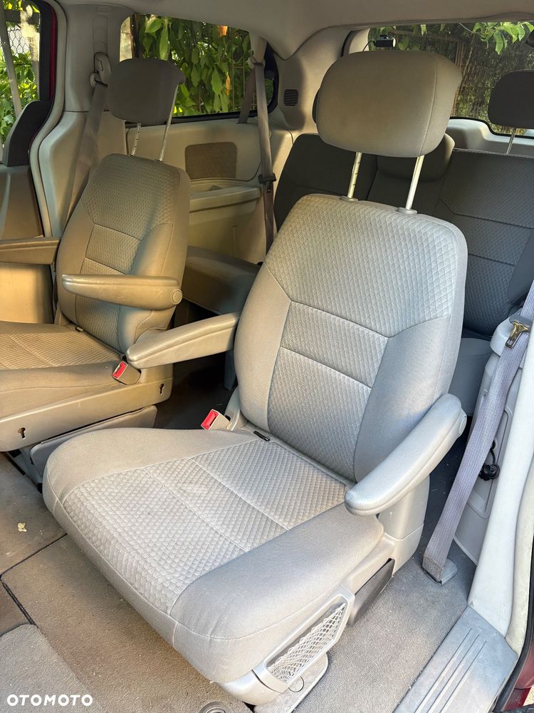 Chrysler Town & Country - 11