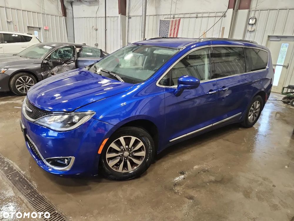 Chrysler Pacifica - 1