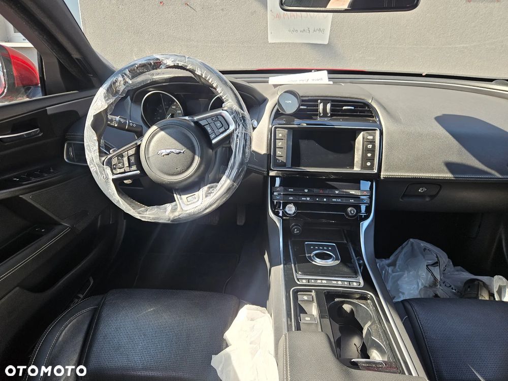 Jaguar XE 2.0 D AWD R-Sport - 9
