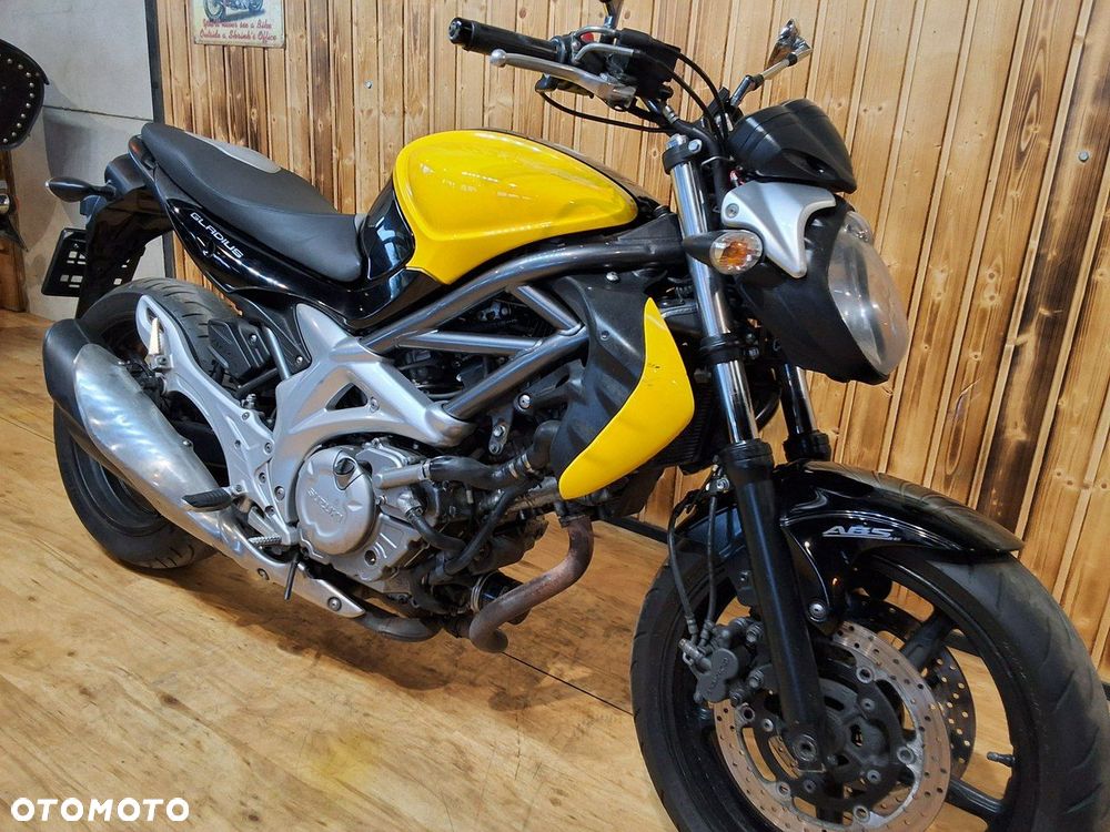 Suzuki Gladius - 2