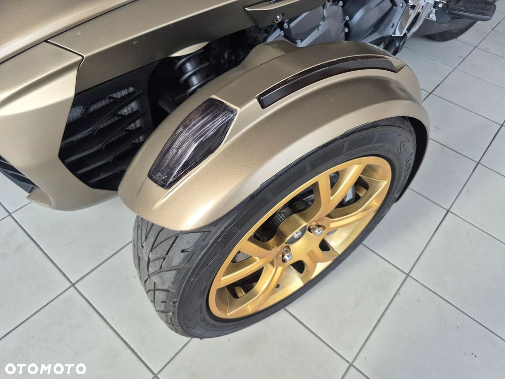 Can-Am Spyder - 24