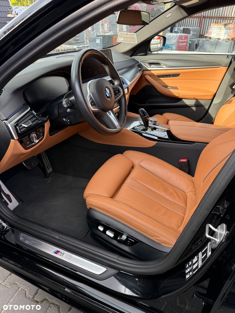 BMW Seria 5 530d xDrive Touring M Sport Edition - 10