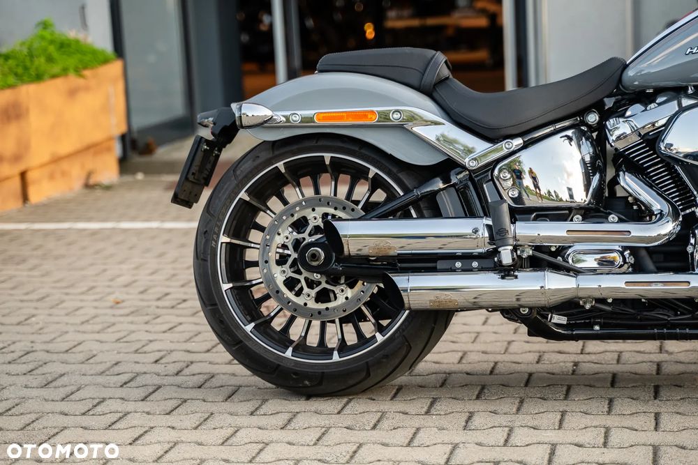 Harley-Davidson Softail Breakout - 16