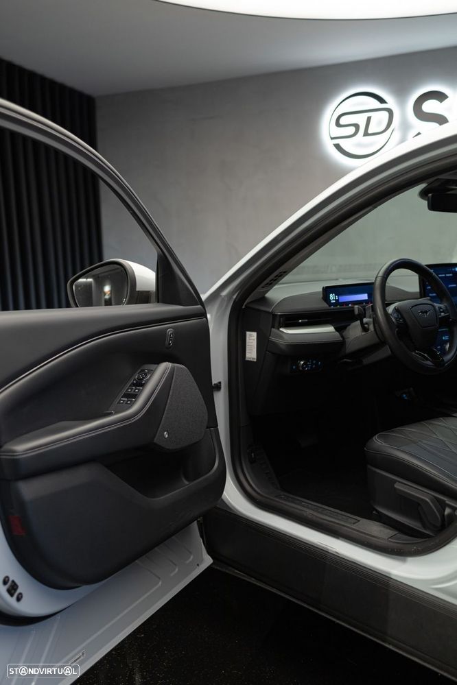 Ford Mustang Mach-E 75.7 kWh Premium AWD - 25