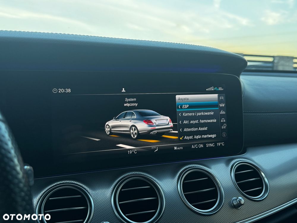 Mercedes-Benz Klasa E 220 d 4-Matic 9G-TRONIC - 32