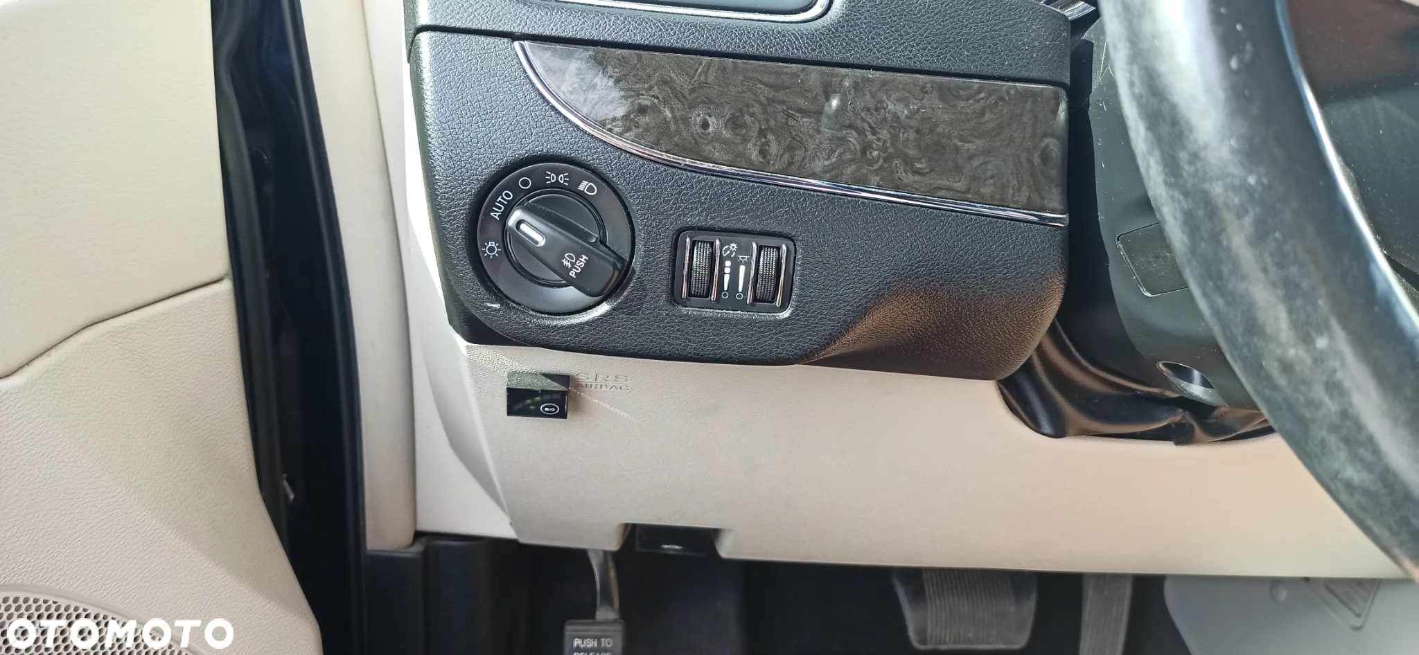 Chrysler Town & Country - 28