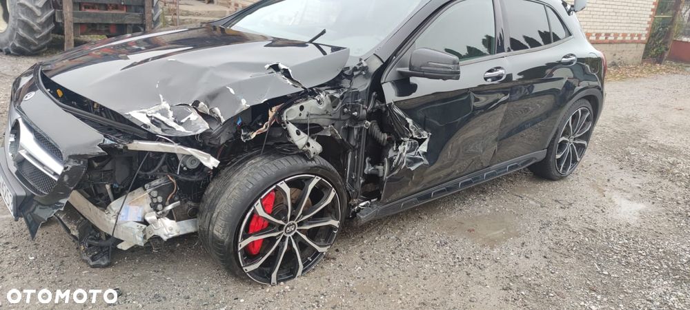 Mercedes-Benz GLA - 12