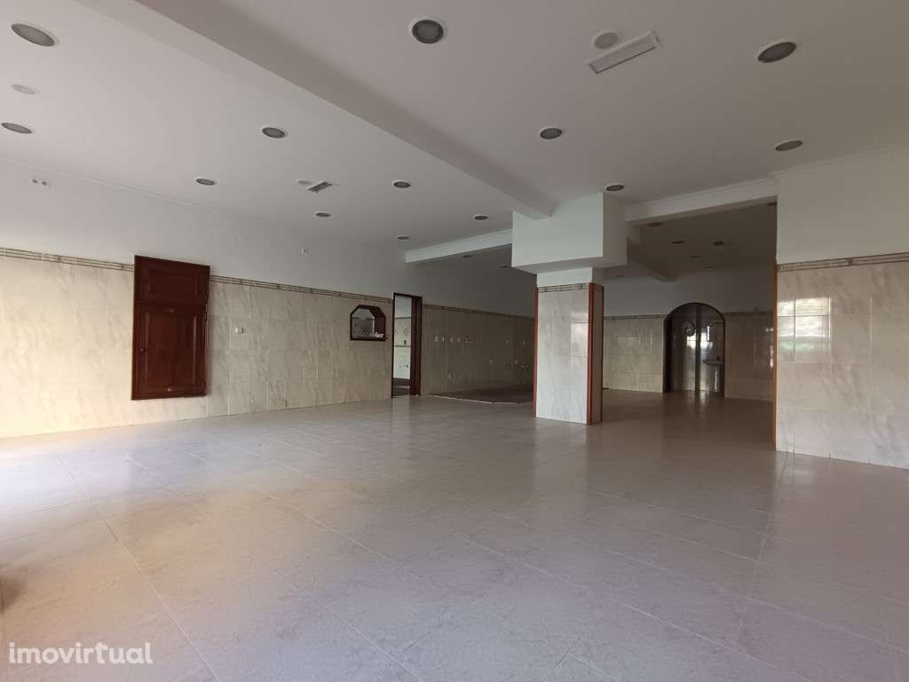 Lojas para venda, com duas entradas independentes, em Monte Abraão - Grande imagem: 3/22