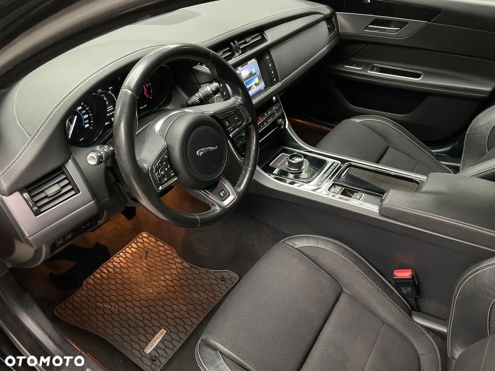 Jaguar XF 2.0 i4D AWD R-Sport - 10