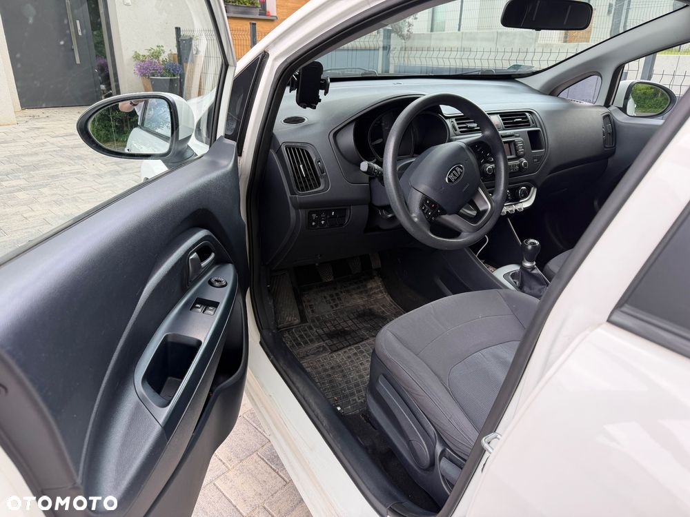 Kia Rio 1.2 L - 12