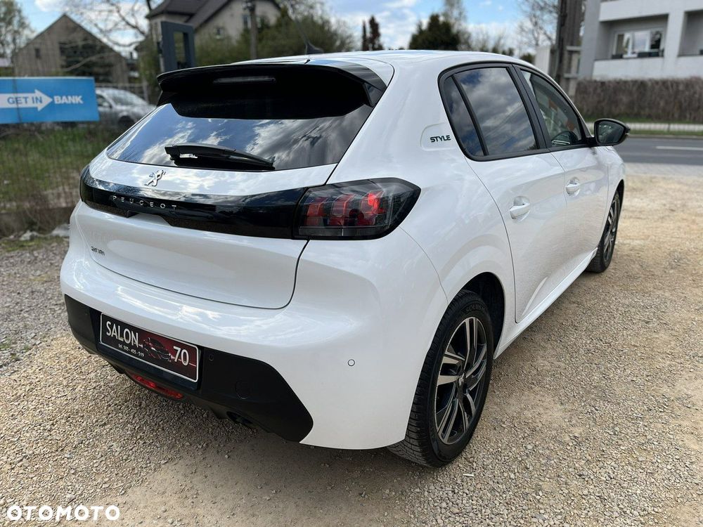 Peugeot 208 - 8