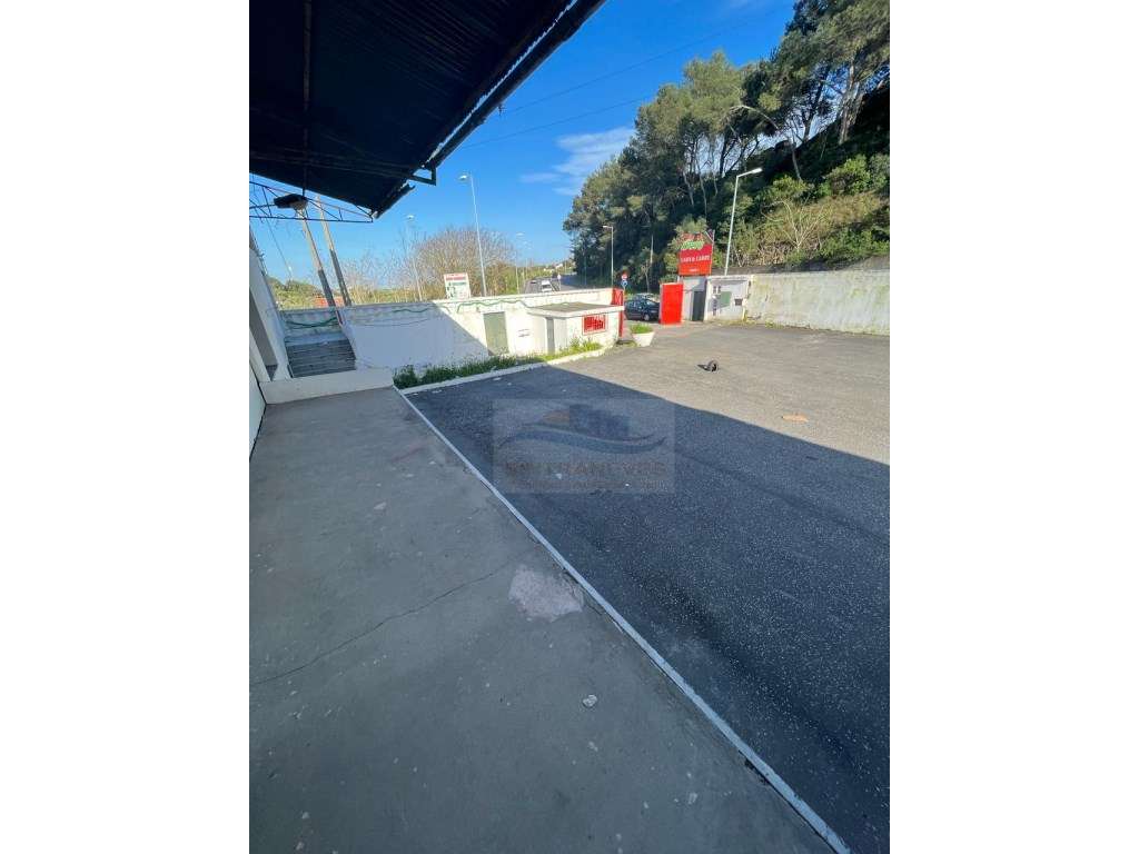 Armazém com 1.568m2 Para Arrendamento a 4km do Aeroporto! 
ATENÇÃO... - Grande imagem: 3/22