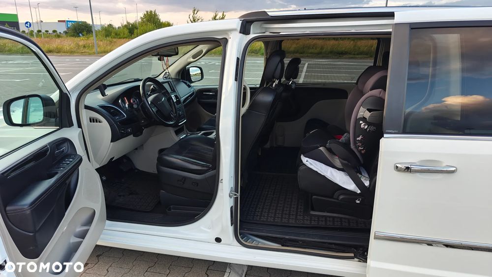 Chrysler Town & Country - 15