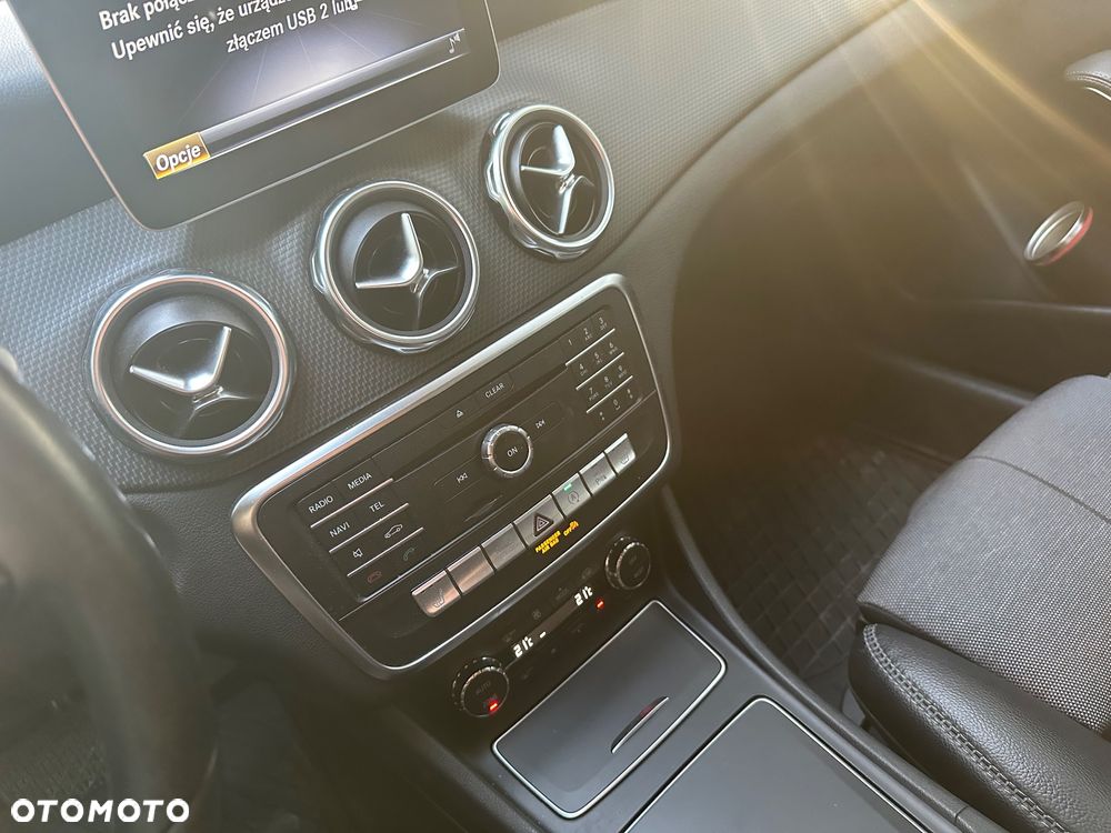Mercedes-Benz GLA 180 7G-DCT Urban - 30