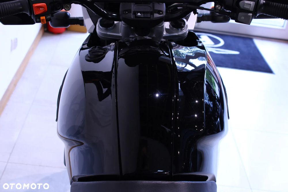 BMW F - 11