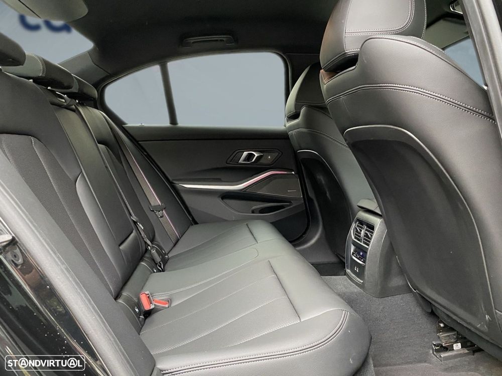 BMW 330 e Pack Desportivo M Pro Auto - 18