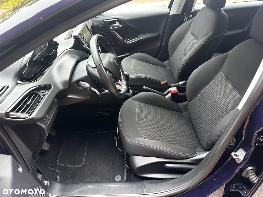 Peugeot 208 - 25
