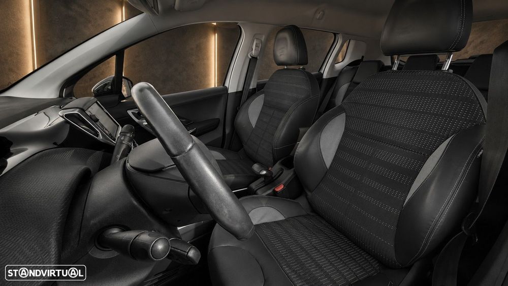 Peugeot 2008 1.2 PureTech Allure - 12