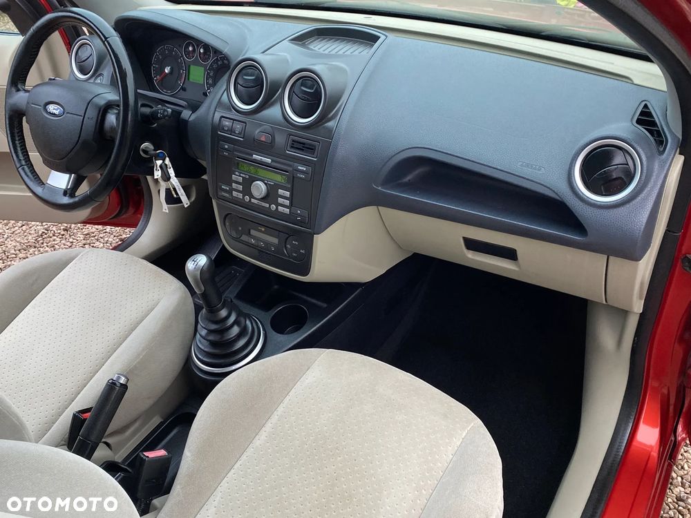 Ford Fiesta 1.4 Ghia - 34