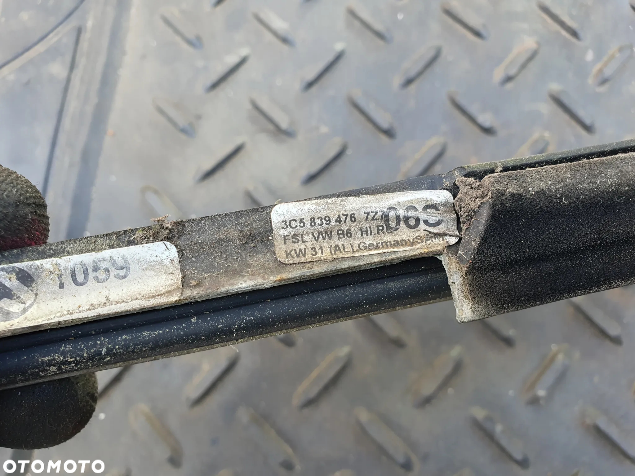 VW PASSAT B6 KOMBI LISTWA DRZWI SZYBY ZGARNIAJĄCA SZYBĘ PRAWY TYŁ CHROM ORYGINAŁ 3C5839476 - 3
